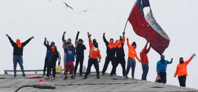 2019 en la huelga de los portuarios de Valparaíso refugiados en los techos del sindicato